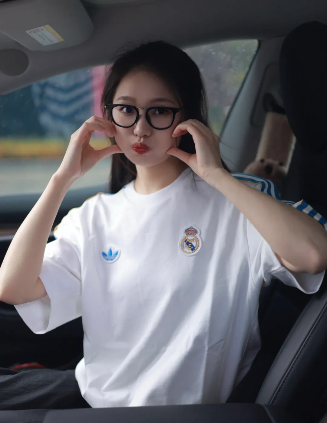 No watermark upper body renderings 𝟬𝟱𝟯𝟰𝟬#Exclusive real shot/difference between various stolen pictures and online version on the market [𝗔𝗗𝗜𝗗𝗔𝗦 Adidas Trefoil co-branded football round neck couple Same Style short-sleeved/𝗧 shirt] original order Liverpool Football Club co-branded Versatile is not picky. ✅Full set of 1:1 customized accessories ➕Customized three-label ➕𝗬𝘂𝗮𝗻 version hang tag ➕𝗹𝗼𝗴𝗼 packaging bag🔥 ➕Scan the tag to enter the official website. ✅Top Original version, ins Xiaohongshu Dewu Kuaishou and many bloggers wear it. ❤️Studio model 175/150 wears size L. It is loose and skin-friendly. Breathable. It is super comfortable for daily wear. The clover logo on the chest is very recognizable. 3D three-dimensional tailoring. The upper body is crisp and stylish. The version is loose. It covers the flesh and makes you slim. Perfectly modify the figure. The full set of accessories is customized in a one-to-one mold, striving for excellence. Good Quality is never just talk! Color; White Apricot Black Size; S M L XL XXL